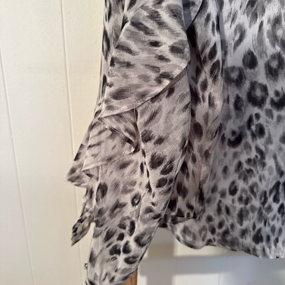 Elegant Gray and Off white ruffled blouse - Picture 4 of 4